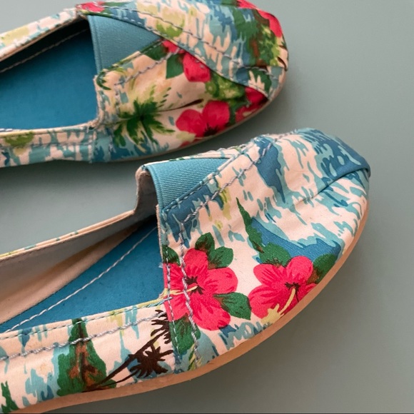 New Madden Girl Hawaiian Print Slip-On Flats - Picture 3 of 6